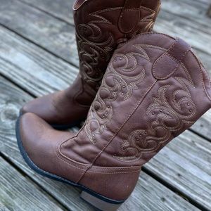 Big Girls size 6 Cat and Jack Cowgirl Boots Cowboy Boots Fits women’s size 7.5